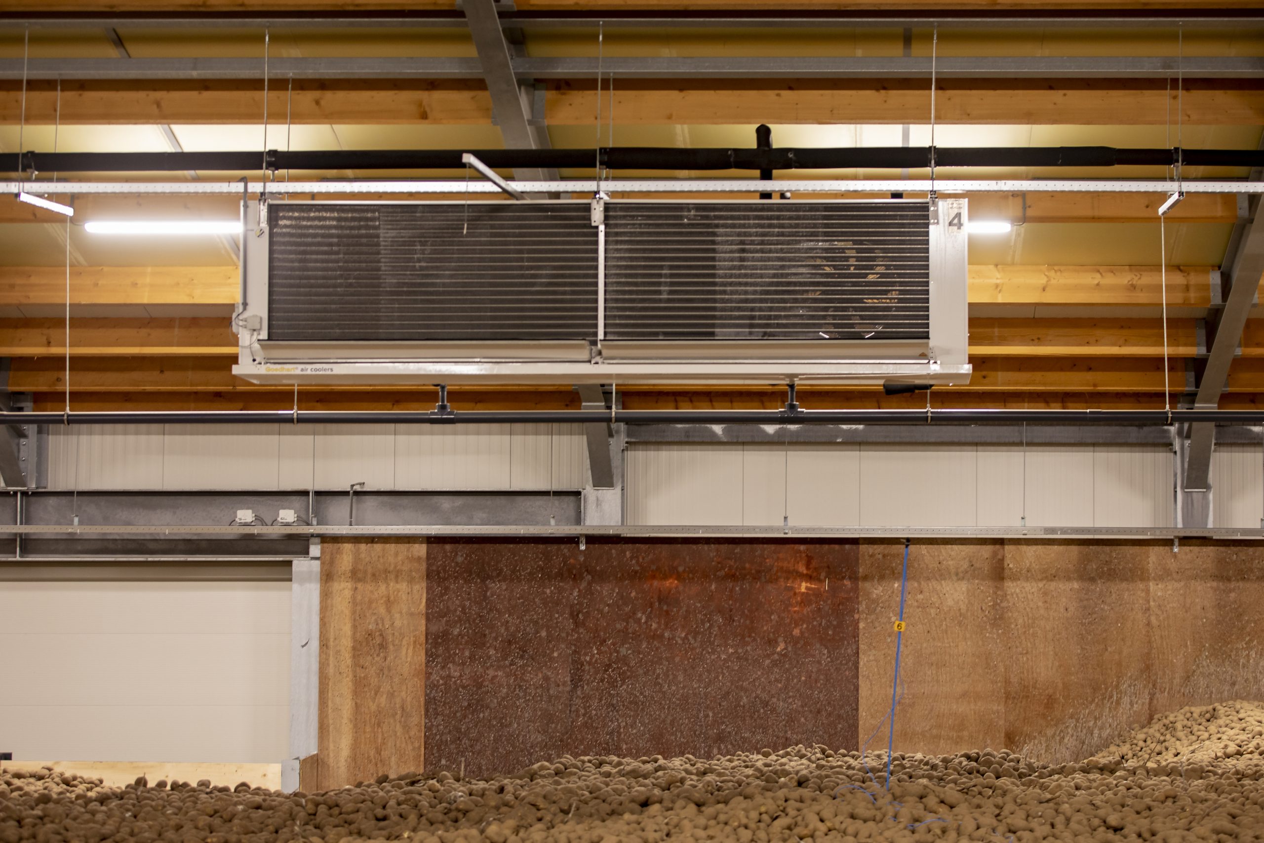een condensdrooginstallatie met aardappelen voor aardappelbewaring