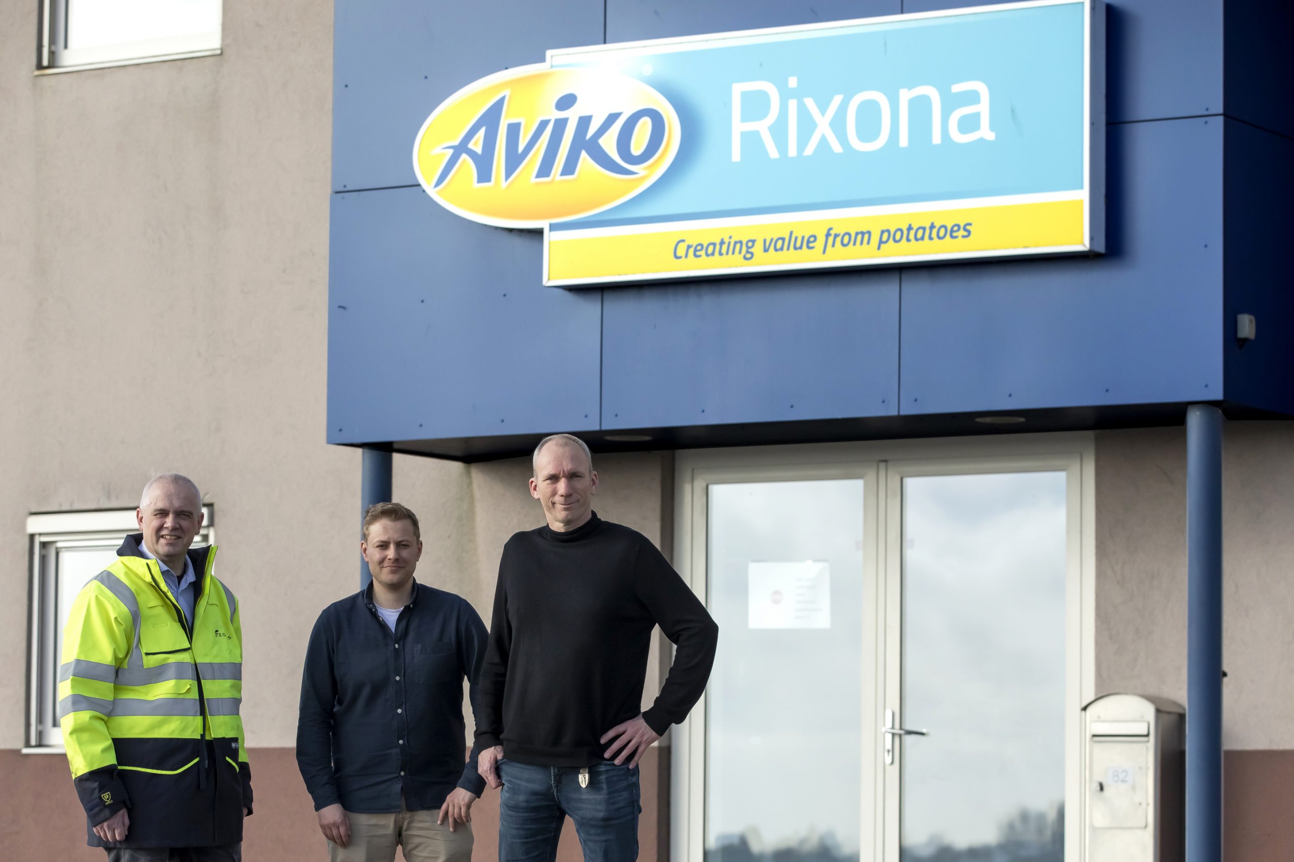 aviko rixona medewerkers en equans medewerker staan voor aviko rixona pand