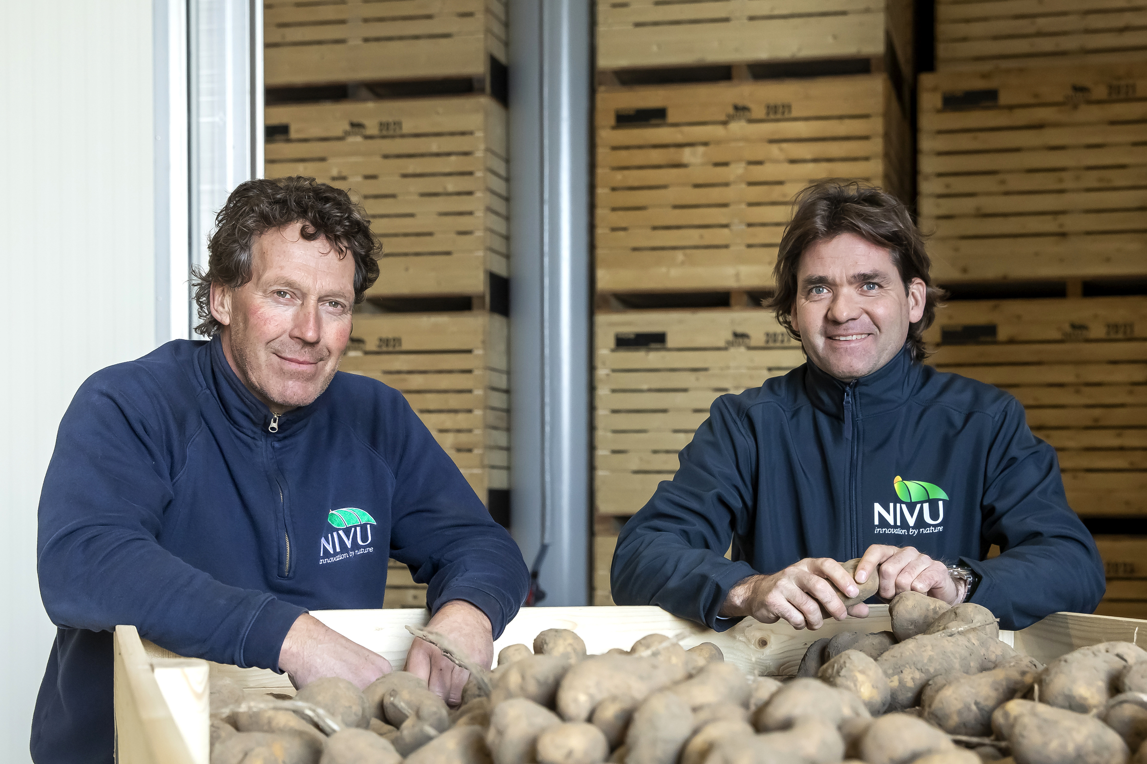 Gerard van Nieuwenhuijzen en Jack van Vugt staan bij aardappelbewaring