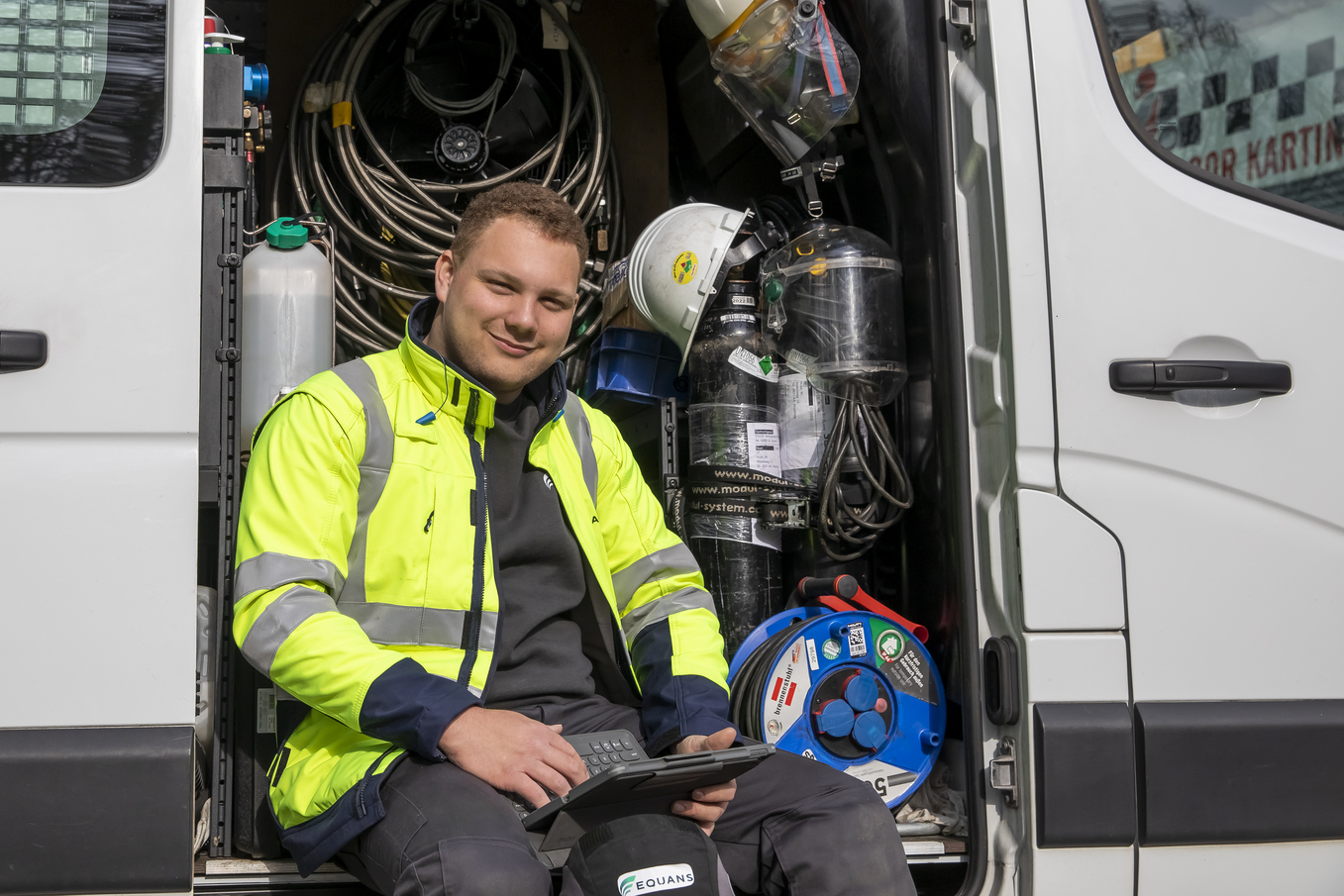 medewerker equans zit in bus