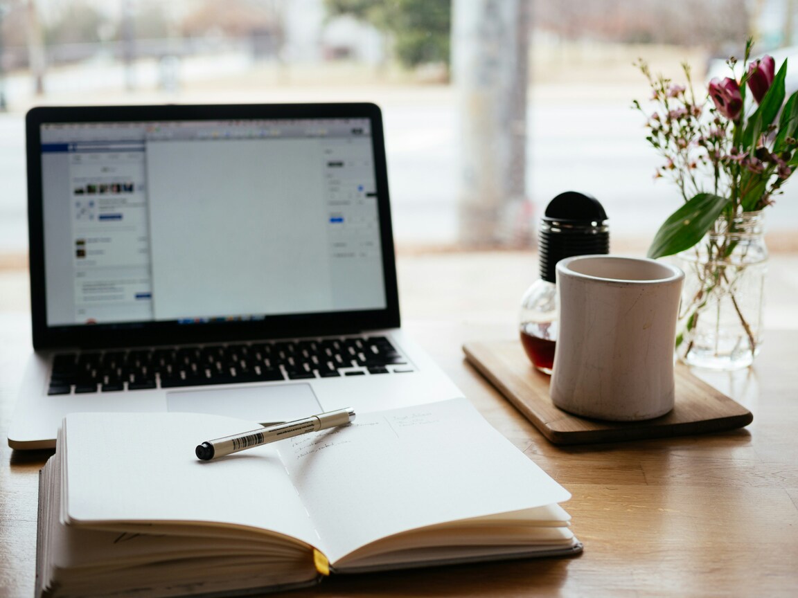 laptop met koffie en notitieboek disclaimer equans refrigeration & heating solutions
