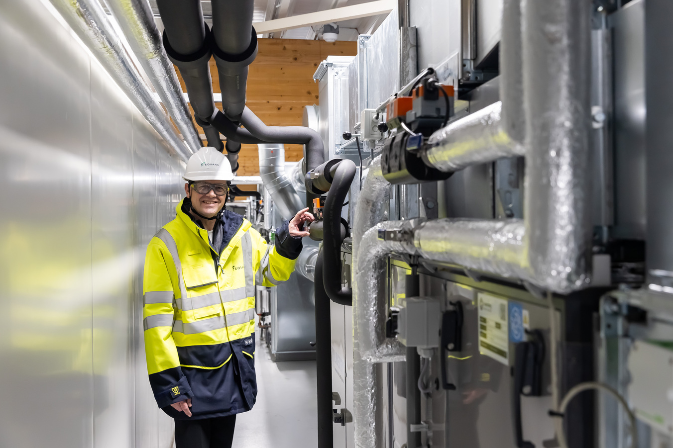 Foto van projectleider Gert Boersma van Equans. Hij inspecteert het leidingwerk bij De Groene Vlieg.