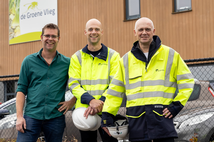 Gert-Jan Meijlink met Equans-medewerkers Paul de Kort en Gert Boersma bij De Groene Vlieg.