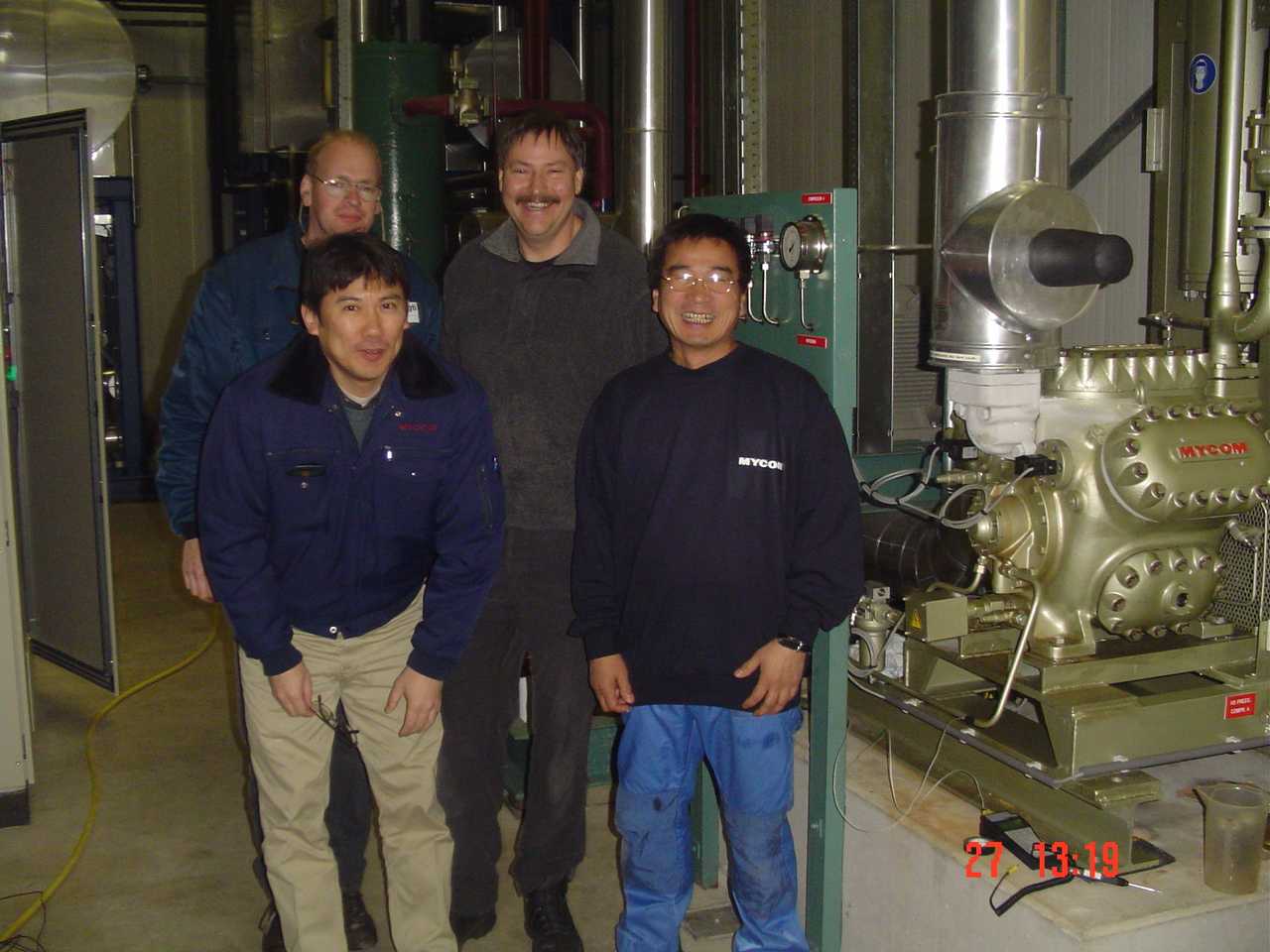 Martin Memelink (2e van rechts) met zijn collega Wilco Wesselink (linksboven) en 2 compressorspecialisten van Mayekawa.