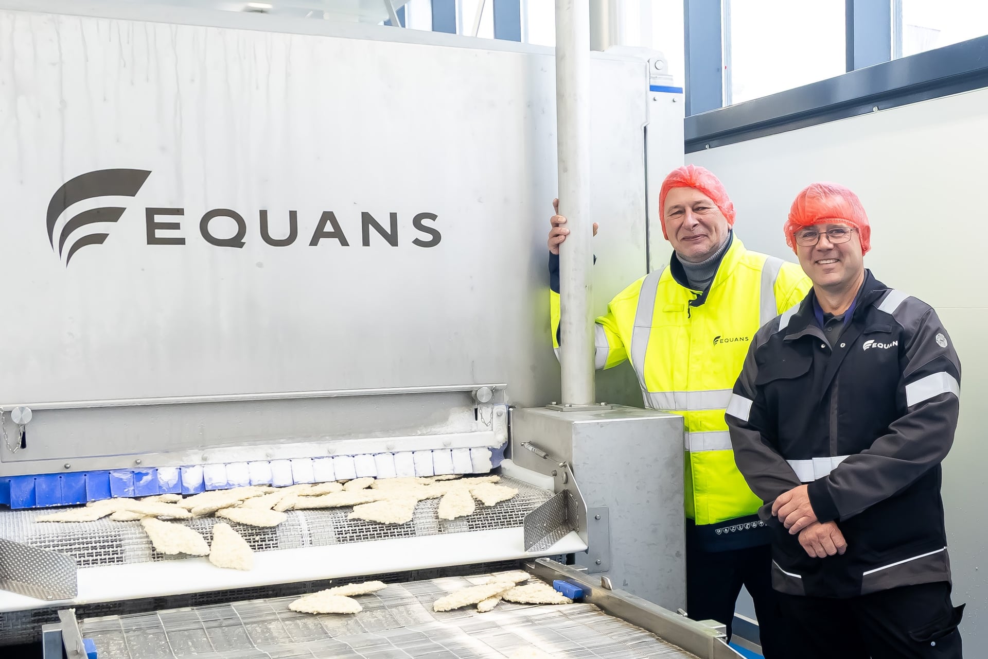 Twee collega's van Equans, waaronder rechts Chris Muller, bij de DI-vriezer