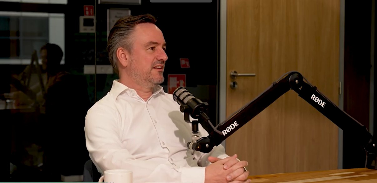 Erik Hoogendoorn van Equans voor een microfoon tijdens de opname van de podcast van DeIndustrie.online